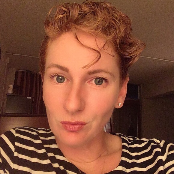 Hey PoshMarkers 👋 - Picture 1 of 8